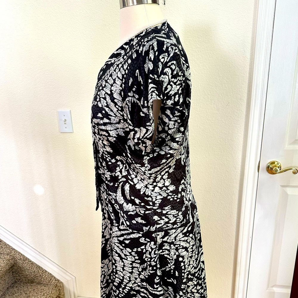 Beautifully tailored, 4 piece black and cream “batik”: 2 skirts and 2 tops - Picture 3 of 16